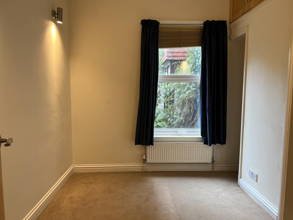 Lot: 31 - GROUND FLOOR ONE-BEDROOM FLAT FOR INVESTMENT OR OCCUPATION - Bedroom